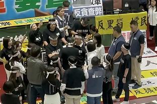?女子体操个人全能决赛 日本选手跳马时受伤被担架抬出场
